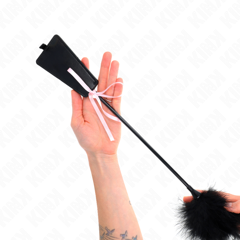 KINK - PLUMAS QUE HACEN COSQUILLAS CON LAZO DE CINTA ROSA 49 CM